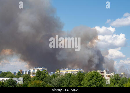 Rauch über der Stadt, Feuer in der Metropole Stockfoto