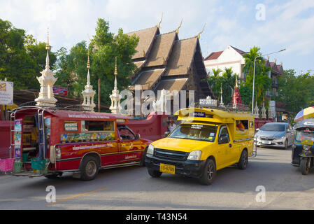 CHIANG MAI, THAILAND - Dezember 19, 2018: zwei songtegos auf einer Straße der Stadt. Chiang Mai Straßenverkehr Stockfoto