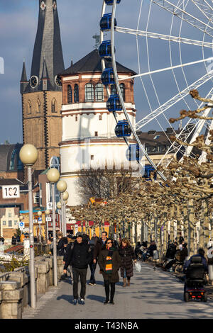 Rheinpromenade in Düsseldorf, Riesenrad, alte Burg Turm, Basilika St. Lambertus, Altstadt, Winter, Level Meter, Stockfoto