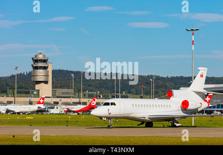 Kloten, Schweiz - 29. September 2016: Ansicht am Flughafen Zürich. Flughafen Zürich, auch als Flughafen Kloten genannt, ist der größte Flughafen der Schweiz Stockfoto