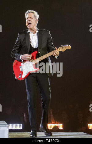 Mailand, Italien. April 12, 2019. Claudio Baglioni singt auf der Bühne während seiner Italienischen Reise Stockfoto