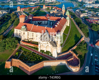 Historischen Königlichen Schloss und Kathedrale auf dem Wawel in Krakau, Polen. Luftaufnahme im Sonnenaufgang Licht in den frühen Morgenstunden. Weichsel mit Debnicki Brücke Stockfoto