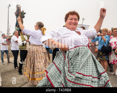 Tanzende Frauen im Dorf Fiestas, Corrubedo, Galizien, Spanien Stockfoto