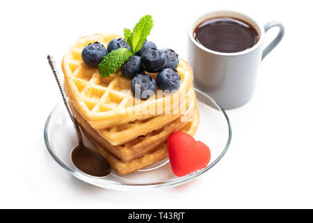 Stapel mit herzförmigen Waffeln mit frischen Heidelbeeren isoliert auf weißem Stockfoto