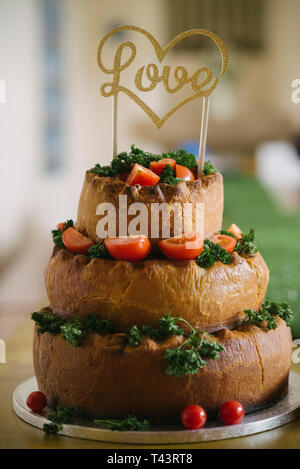 Eine mehrstufige Pork Pie Hochzeitstorte. Ungewöhnliche Hochzeit Ideen Stockfoto