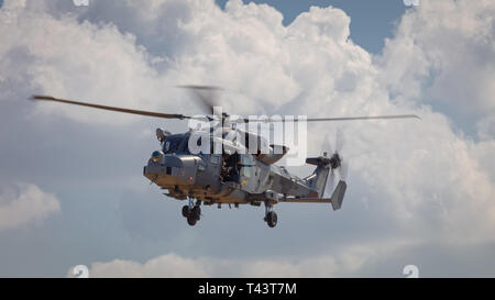 YEOVILTON, Großbritannien - 7. Juli 2018: die Royal Navy Lynx HMA 8 Hubschrauber im Flug nähern Yeovilton Flugplatz in South Western UK Stockfoto