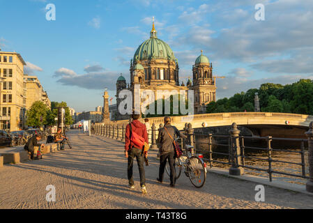 Junges Paar zu Fuß entlang der Ufer der Spree gegenüber dem Berliner Dom, Mitte, Berlin, Deutschland Stockfoto