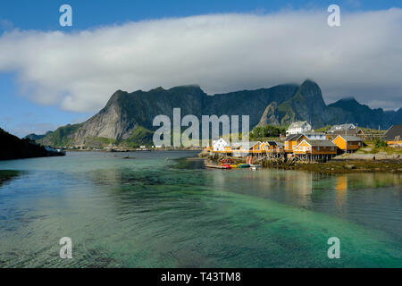 (Sakrisøy Sakrisøya) ist eine kleine Insel und ein Fischerdorf zwischen Reine und Hamnøy in der Gemeinde von moskenes auf den Lofoten Nordland Norwegen Stockfoto