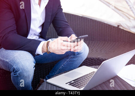 Smartphone Konzept Geschäftsmann mit Mobiltelefon Nahaufnahme Stockfoto