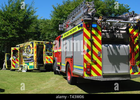 Cork County Fire Service Fire Engine und BUMBLEance Ambulanz bei einer Spendenaktion Bantry West Cork Irland. Stockfoto
