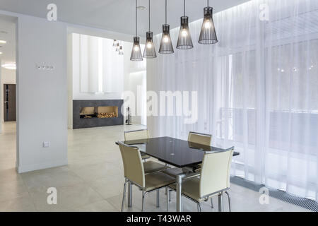 Eine Reihe von modischen Lampen mit Tisch in hellen Innenraum loft Stockfoto