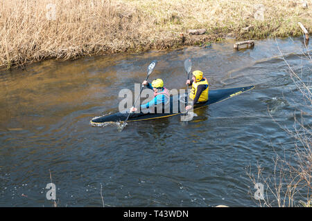 GRODNO, Weißrussland - April, 2019: Kayak Freestyle Wettbewerb auf schnellen kalten Wasser Fluss heftig Rudern, Geist des Sieges Stockfoto