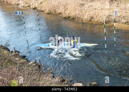 GRODNO, Weißrussland - April, 2019: Kayak Freestyle Wettbewerb auf schnellen kalten Wasser Fluss heftig Rudern, Geist des Sieges Stockfoto