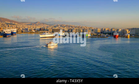 Hafen von Piräus in Athen, Griechenland, Logos unscharf für die gewerbliche Nutzung Stockfoto