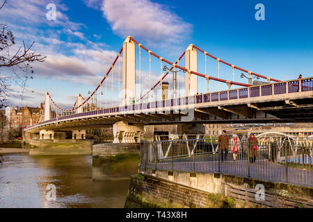 Die Chelsea Bridge verbindet Chelsea am Nordufer der Themse mit Battersea auf der Südseite, London, Großbritannien Stockfoto