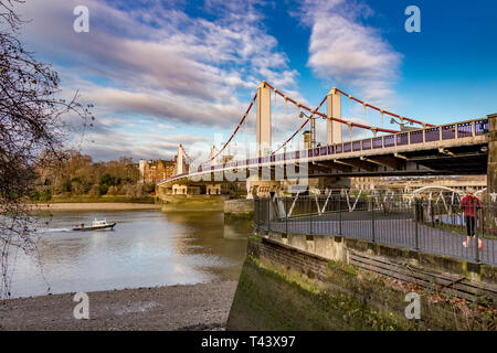 Die Chelsea Bridge verbindet Chelsea am Nordufer der Themse mit Battersea auf der Südseite, London, Großbritannien Stockfoto