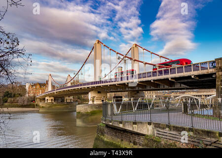 Die Chelsea Bridge verbindet Chelsea am Nordufer der Themse mit Battersea auf der Südseite, London, Großbritannien Stockfoto