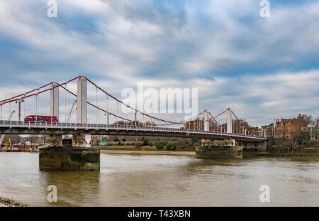 Die Chelsea Bridge verbindet Chelsea am Nordufer der Themse mit Battersea auf der Südseite, London, Großbritannien Stockfoto