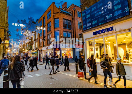 Sieben Wählfeiern zu Weihnachten, beschäftigt mit Weihnachtseinkäufern und -Besuchern, London, Großbritannien Stockfoto