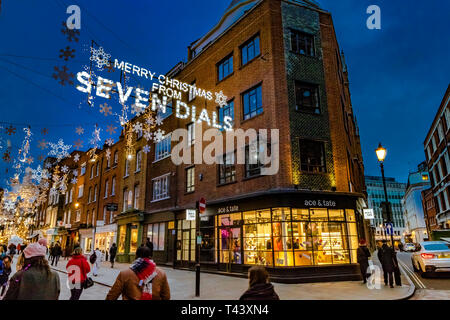 Seven Dials in der Nähe von Covent Garden zur Weihnachtszeit, beschäftigt mit Weihnachtseinkäufern und -Besuchern, London, Großbritannien Stockfoto