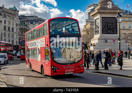 Ein Londoner Bus der Linie 139 fährt auf dem Weg nach Waterloo, London, Großbritannien, am Trafalgar Square vorbei Stockfoto