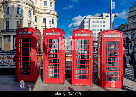 Eine Reihe von roten öffentlichen Telefonzellen am Strand an der Kreuzung mit der Duncannon St, London, Großbritannien Stockfoto