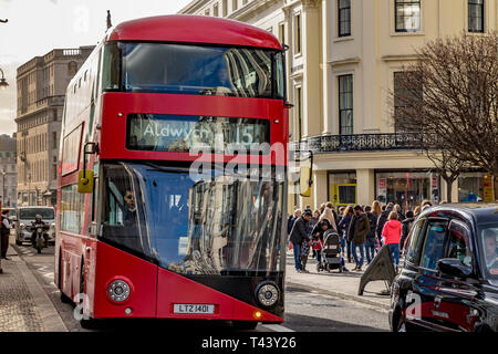 London Bus Nr. 15 macht es den Weg entlang dem Strand auf dem Weg zu den Aldwyn, London WC 2 Stockfoto