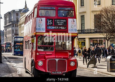 London Bus Route 15 Heritage Routemaster macht seinen Weg entlang des Strand auf dem Weg nach Tower Hill, London, Großbritannien Stockfoto