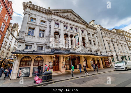 Noel Coward Theatre in St Martin's Lane, ursprünglich bekannt als Albery Theatre, nach der Renovierung 2006 in London, Großbritannien umbenannt Stockfoto