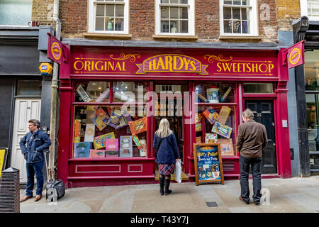 Menschen, die sich die Schaufensteransicht von Hardy's Original Sweetshop in New Row Covent Garden in London, Großbritannien, ansehen Stockfoto