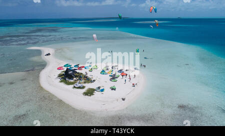 Karibik: Ferienhäuser im blauen Meer und einsamen Inseln. Luftaufnahme von einem blauen Meer mit kristallklarem Wasser. Tolle Landschaft. Beach Szene. Karibik Szene. Stockfoto