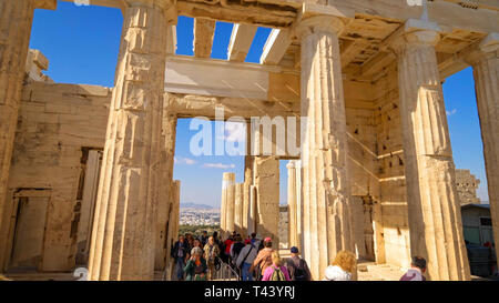 Touristen Wandern durch antike Ruine an der Akropolis, Athen, Griechenland Stockfoto