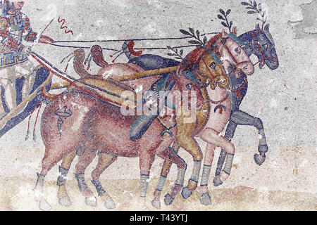 Nahaufnahme eines chariot Rennen im Circus Maximus Streitwagenrennen im Circus Maximus aus der Palästra Zimmer Nr. 15. Römische Mosaiken in der Villa Rom Stockfoto