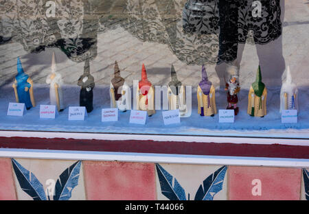 Winzige Skulpturen des Capirote in einem Schaufenster in Sevilla Stockfoto