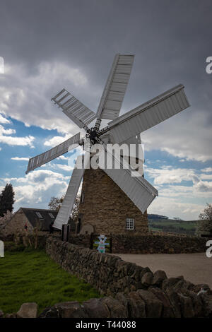 Historische Sechs segelte Grad II Stein Turm arbeiten Heage Windmill in Derbyshire UK Stockfoto