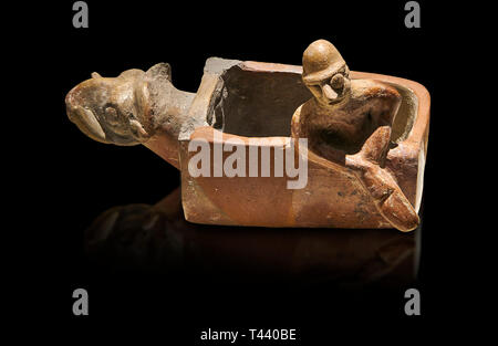 Assyrische Händler Kolonie Bronzezeit terrakotta Sandale geformte Ritual vessed. Dieser Kult Topf ist Boot mit einem Tier Kopf an der Vorderseite geprägt. Innerhalb der Ve Stockfoto