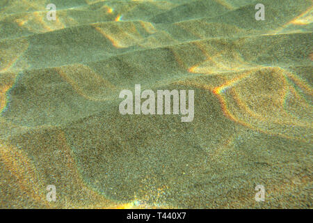 Unterwasser Foto - Sonne scheint auf Sand 'dunes" im seichten Wasser, Gießen kleine 'Regenbogen'. Abstrakte marine Hintergrund. Stockfoto