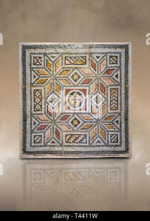 Römische Mosaiken - Geometrische Mosaik. Haus des Okeanos, Alte Zeugama, 2. - 3. nachchristlichen Jahrhundert. Das Zeugma Mosaic Museum, Gaziantep, Türkei. Gegen eine Kunst Stockfoto