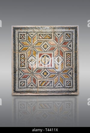 Römische Mosaiken - Geometrische Mosaik. Haus des Okeanos, Alte Zeugama, 2. - 3. nachchristlichen Jahrhundert. Das Zeugma Mosaic Museum, Gaziantep, Türkei. Stockfoto