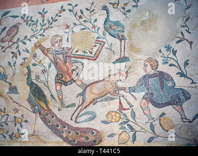 Nahaufnahme Detail Bild der römischen Mosaiken der Zimmer der Die Chidrens Jagd Darstellung Kinder Jagd Tiere, Zimmer Nr. 44 in der Villa Romana del Stockfoto