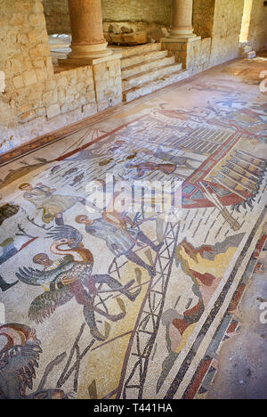 Breites Bild der ambulanten Gang der großen Jagd römische Mosaik und dem Eingang zur Aula, Zimmer Nr. 28, in der Villa Romana del Casa Stockfoto