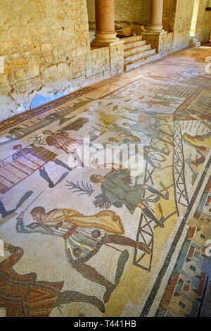 Breites Bild der ambulanten Gang der großen Jagd römische Mosaik und dem Eingang zur Aula, Zimmer Nr. 28, in der Villa Romana del Casa Stockfoto