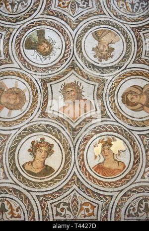 Bild eines römischen Mosaiken Entwurf mit in der Mitte Aion, Gott von Ewigkeit, mit Artemis und Apollo zu seiner Linken und Rechten und die vier Jahreszeiten, f Stockfoto