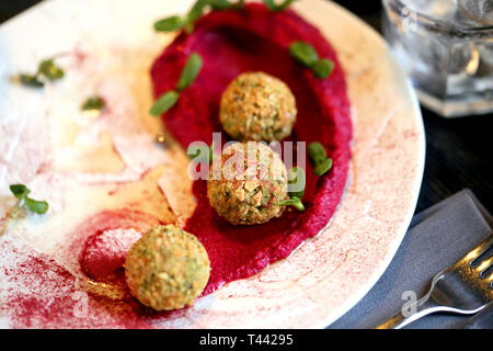 Köstliche vegetarische Falafel mit Zuckerrüben hummus fotografiert Close-up auf eine Platte Stockfoto