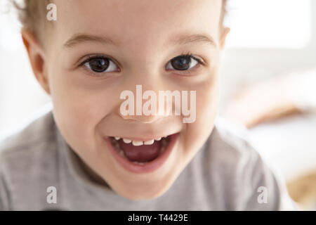 Portrait von cute adorable zwei Jahre alter Junge lächelnd und mit Blick auf die Kamera