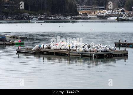 Bojen im Winter an einem Schwimmer in Northeast Harbor, Maine. Stockfoto