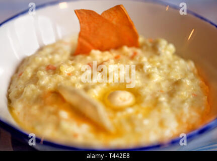 Köstliche millet Porridge mit Kürbis in eine Schüssel in der Nähe fotografiert - oben Stockfoto