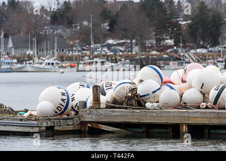 Bojen im Winter an einem Schwimmer in Northeast Harbor, Maine. Stockfoto