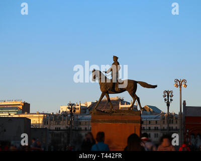 Denkmal für Marschall Schukow in Moskau auf dem Roten Platz in der Nähe fotografiert - oben Stockfoto