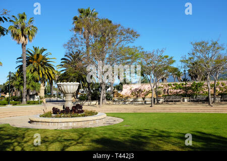 SANTA BARBARA, Kalifornien - 11. APRIL 2019: Chase Palm Park Plaza. Ein öffentlicher Park entlang der Uferpromenade mit Spiel-, Teich, Picknickplätze und ein weddin Stockfoto